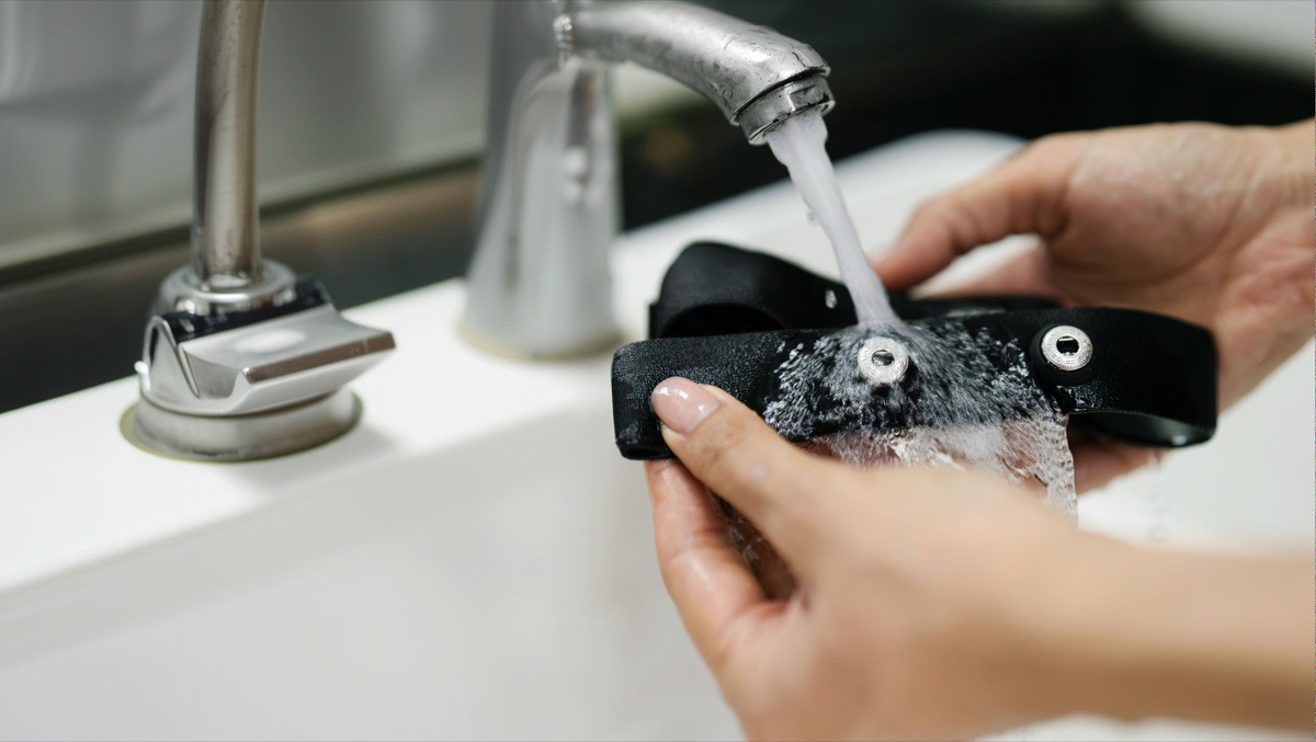 Washing the Herz P1 chest strap pod under running water