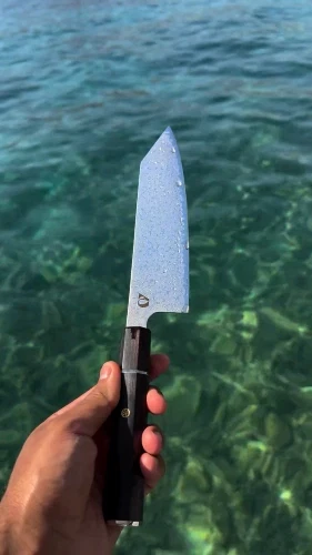 Review Chef knife with sea background