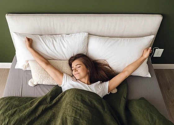 Velin grounding sheets on a bed
