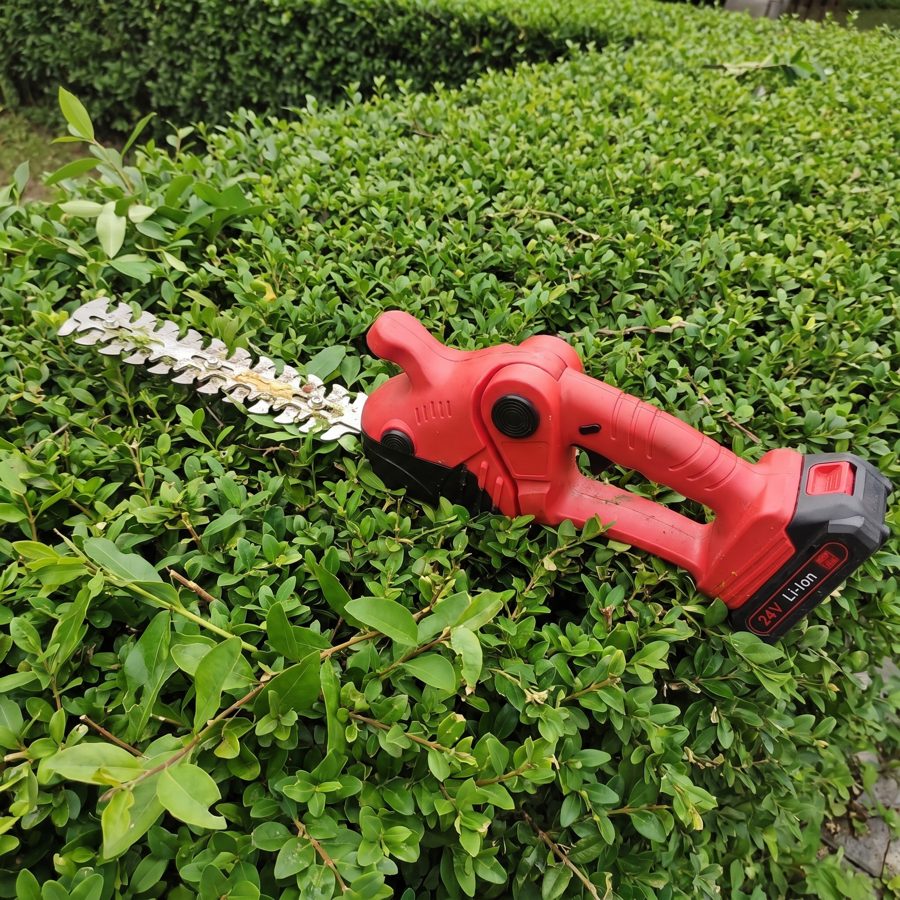 The WOODRANGER Power Hedge Trimmer with both blades laid out